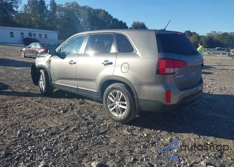 2014 Kia Sorento Lx z USA, uszkodzony, nr VIN 5XYKTCA69EG477418